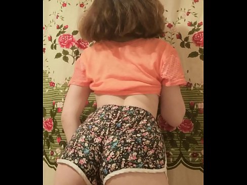 ❤️ Neska gazte sexy galtzak kentzen kameraren aurrean Porno gugan ❌❤