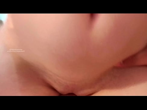 ❤️ Nire ahizparen gelan lo egiten eta horrela esnatu nintzen Porno gugan ❌❤