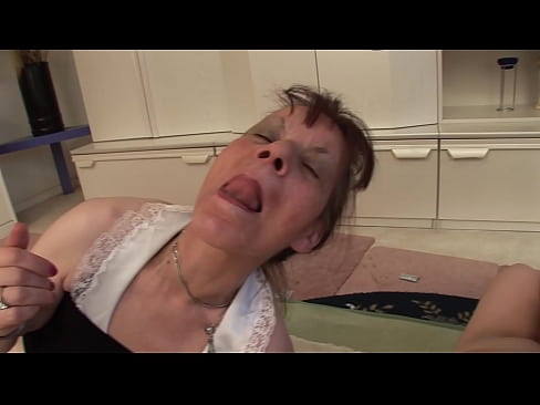 ❤️ Bi amona eta aitona batek hirukotea dute Porno gugan ❌❤