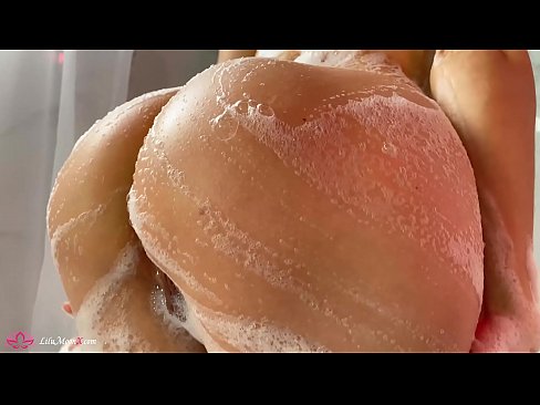 ❤️ Brunette pussy bibragailuarekin masturbatzen du dutxan orgasmo bizia lortzeko Porno gugan ❌❤