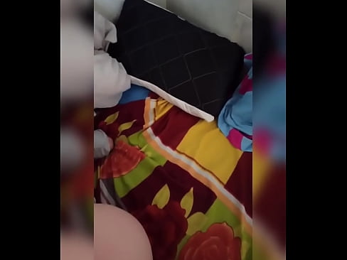 ❤️ Nire gelakidea etxean bakarrik geratzen da, bere senarra oporretara joaten delako eta nik izorratzeko eta ipurdia esnez betetzeko aprobetxatzen dut Porno gugan ❌❤