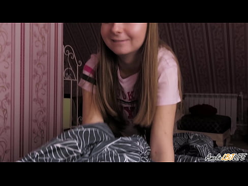 ❤️ Blondie-k bere BFF-ren sakon zurrupatzen du eta esperma jasotzen du ahoan Porno gugan ❌❤