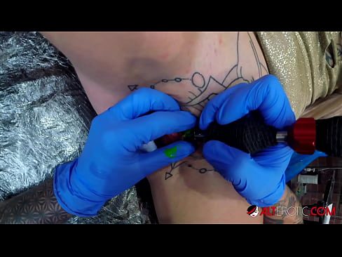❤️ Sully Savage-k izugarri tatuatu zuen klitorian tatuaje bat egin zuen Porno gugan ❌❤