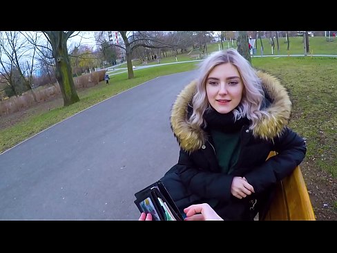 ❤️ Ezezagun baten esperma beroa irensten du diruaren truke - Eva Elfie-k parkean putz egin du Porno gugan ❌❤